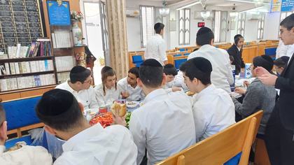 בני הקהילה בסעודה משותפת בבית המדרש של תורה ומוסר בת ים